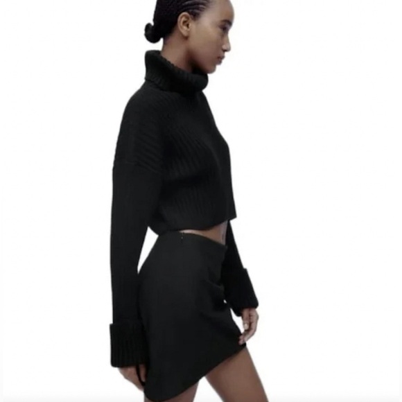 🆕 ZARA Asymmetrical Mini Skirt in Black - Picture 3 of 9
